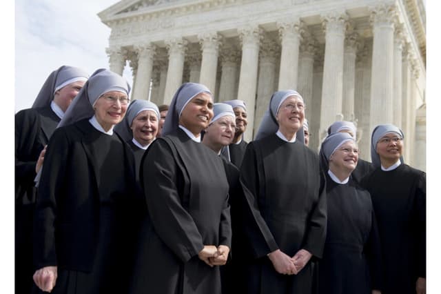Miembros de las Hermanitas de los Pobres se encuentran afuera de la Corte Suprema luego de argumentos orales en siete casos relacionados con organizaciones religiosas que quieren prohibir los anticonceptivos en sus pólizas de seguro médico por motivos religiosos en Washington el 23 de marzo de 2016. (Saul Loeb/AFP via Getty Images)