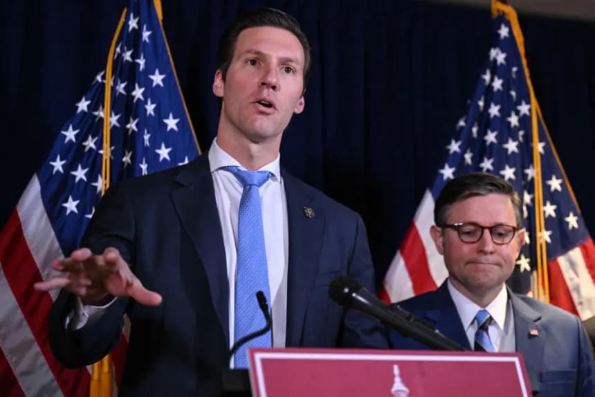 (De izquierda a derecha) El representante Pat Harrigan (R-N.C.) habla mientras el presidente de la Cámara de Representantes, Mike Johnson (R-La.), observa durante una rueda de prensa en Washington, el 25 de marzo de 2025. (Drew Angerer/AFP vía Getty Images)