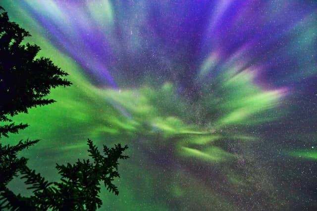 Aurora boreal observada durante tormentas solares pasadas en Alberta. (Cortesía de John Andersen).