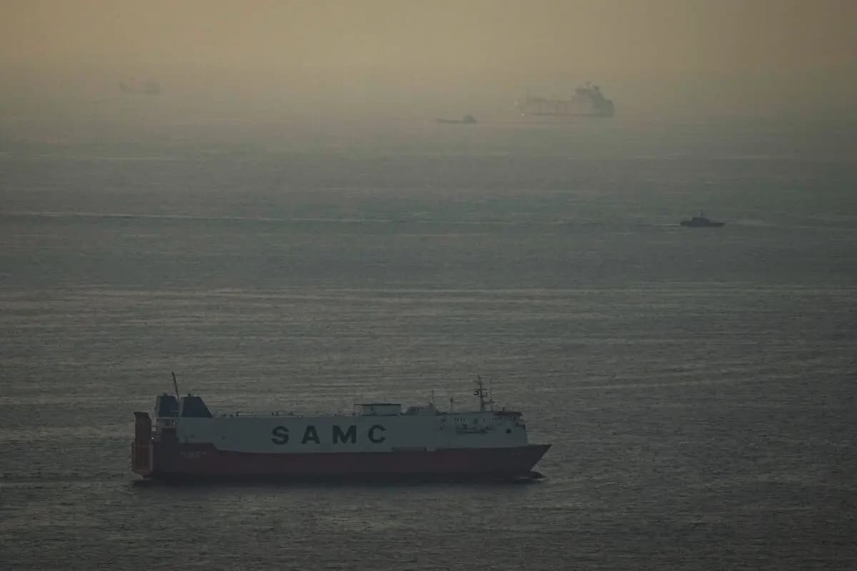 Buques de carga navegan en el Golfo Arábigo hacia el estrecho de Ormuz en los Emiratos Árabes Unidos el 19 de marzo de 2026. (Foto AP)