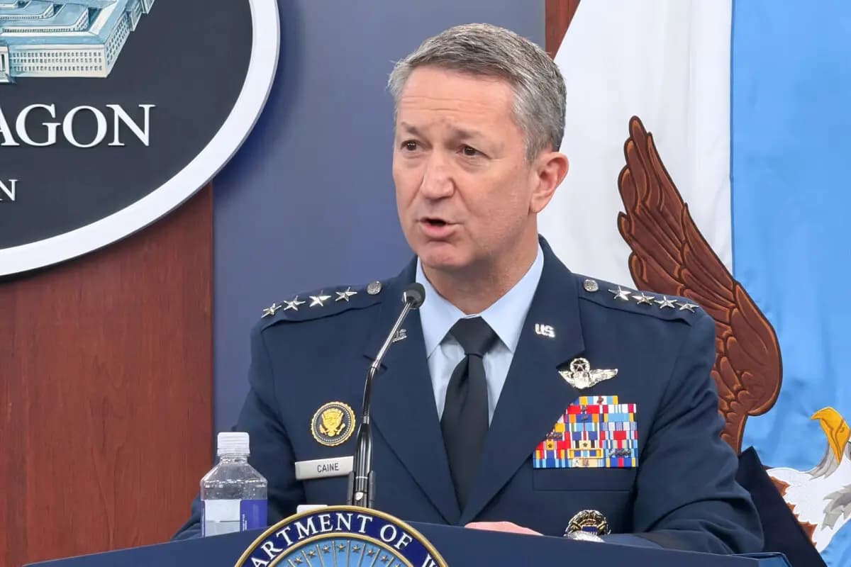 El jefe del Estado Mayor Conjunto, el general Dan Caine, habla durante una rueda de prensa en el Pentágono, el miércoles 4 de marzo de 2026, en Washington. (Konstantin Toropin/AP Photo)