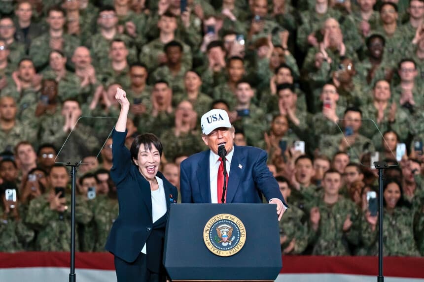 YOKOSUKA, JAPÓN - 28 DE OCTUBRE: La primera ministra japonesa, Sanae Takaichi (izquierda), levanta el puño mientras el presidente de Estados Unidos, Donald Trump (derecha), pronuncia un discurso a bordo del USS George Washington el 28 de octubre de 2025 en Yokosuka, Japón. Trump se encuentra de visita en Japón, tras haber asistido a la cumbre de la ASEAN en Malasia, y posteriormente viajará a Corea del Sur para las reuniones de la APEC. (Foto de Tomohiro Ohsumi/Getty Images).