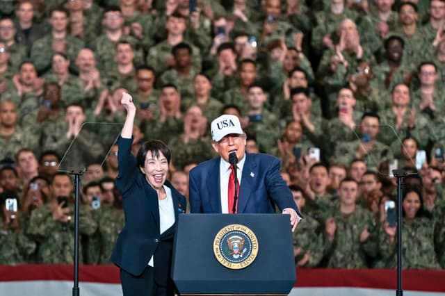 YOKOSUKA, JAPÓN - 28 DE OCTUBRE: La primera ministra japonesa, Sanae Takaichi (izquierda), levanta el puño mientras el presidente de Estados Unidos, Donald Trump (derecha), pronuncia un discurso a bordo del USS George Washington el 28 de octubre de 2025 en Yokosuka, Japón. Trump se encuentra de visita en Japón, tras haber asistido a la cumbre de la ASEAN en Malasia, y posteriormente viajará a Corea del Sur para las reuniones de la APEC. (Foto de Tomohiro Ohsumi/Getty Images).