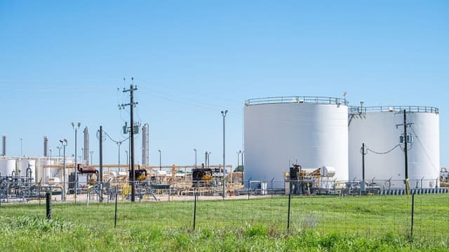 "No hay planes" de contener precios de gasolina con restricción de exportaciones: funcionarios de EE. UU.