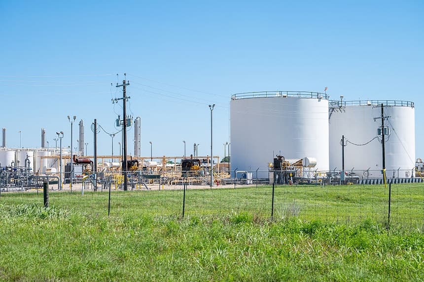Se observan contenedores de petróleo en un campo el 7 de abril de 2025 en Yorktown, Texas. (Brandon Bell/Getty Images)