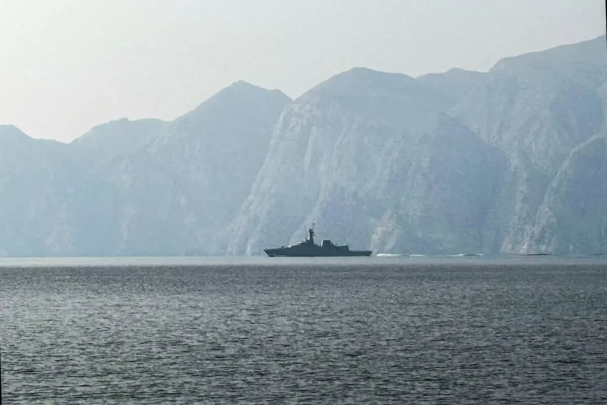 Se observa un buque de la Armada navegando por el estrecho de Ormuz, una vía marítima vital por la que transita gran parte del petróleo y el gas del mundo, el 1 de marzo de 2026. (Sahar Al Attar/AFP vía Getty Images)