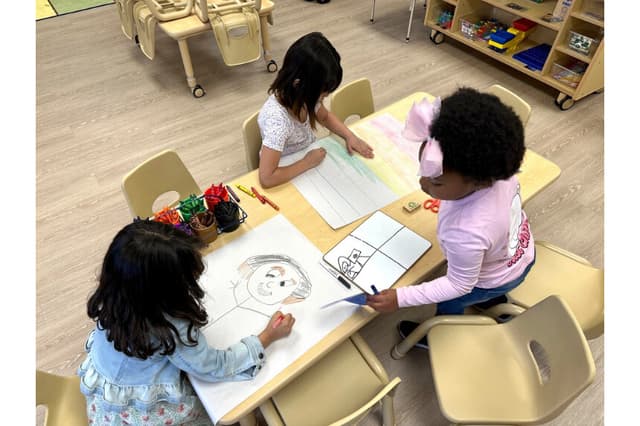 Los niños dibujan en una de las aulas de una guardería en una fotografía de archivo. (Susan Montoya Bryan/Foto AP)