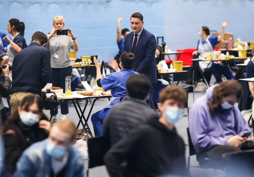 El secretario de Estado de Salud y Asistencia Social del Reino Unido, Wes Streeting, observa cómo los estudiantes reciben la vacuna contra la meningitis B en la Universidad de Kent, en Canterbury, Inglaterra, el 19 de marzo de 2026. (Dan Kitwood/Getty Images)