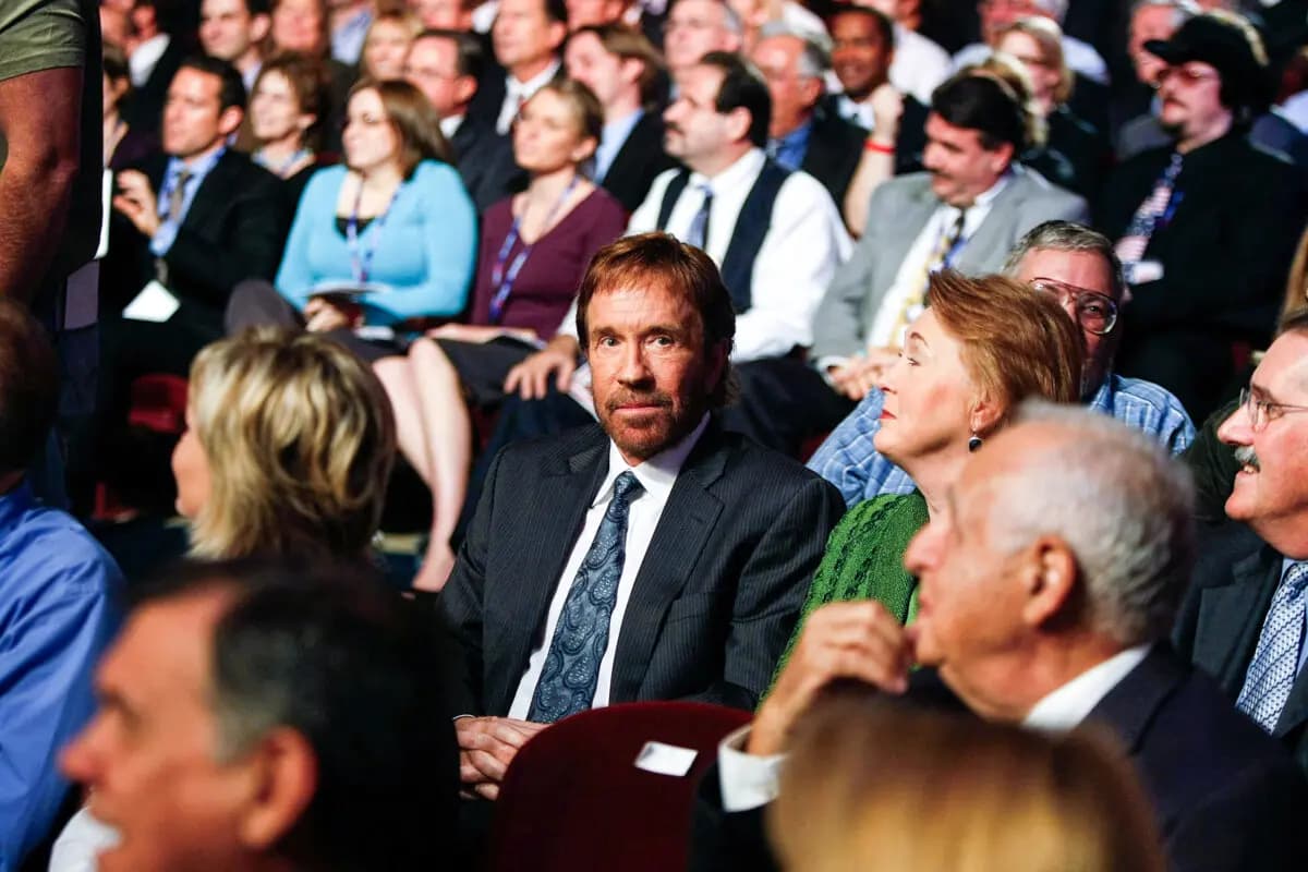 El actor Chuck Norris se encuentra entre el público durante el debate presidencial de CNN-YouTube celebrado en el Teatro Mahaffey del Progress Energy Center for the Arts, en San Petersburgo, Florida, el 28 de noviembre de 2007. (Joe Raedle/Getty Images)