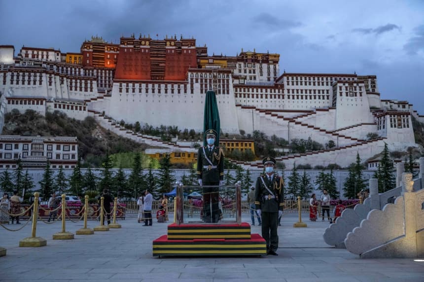 Guardia militar ceremonial china de pie frente al Palacio de Potala, en Lhasa, Tíbet, el 1 de junio de 2021. (Kevin Frayer/Getty Images)