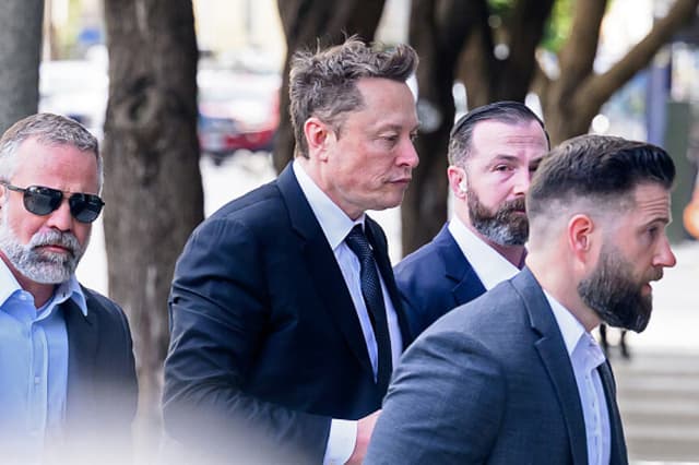 Elon Musk llega a la corte federal el 4 de marzo de 2026 en San Francisco, California. Musk se enfrenta a un juicio civil por supuestamente haber manipulado el precio de las acciones de Twitter antes de adquirir la empresa en 2022. (Josh Edelson/Getty Images).