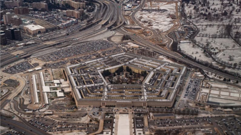 Juez federal bloquea restricciones de acceso a medios de comunicación al Pentágono impuestas por Trump