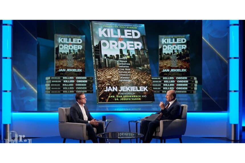 Phil McGraw, también conocido como Dr. Phil, entrevista al editor senior de The Epoch Times, Jan Jekielek, sobre su nuevo libro "Killed to Order" en "The Dr. Phil Podcast" en un episodio publicado el 17 de marzo de 2026. (Captura de pantalla)