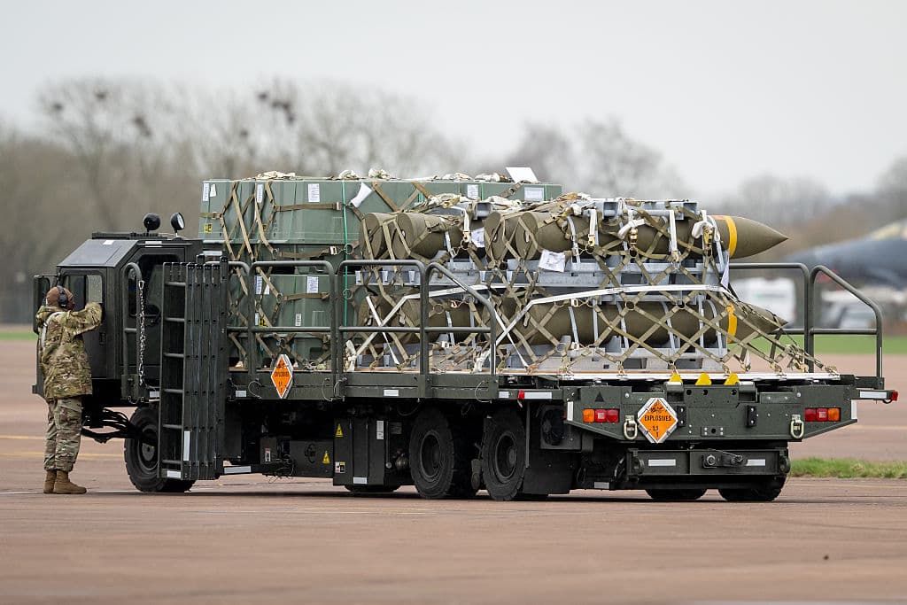 Bombas se retiran de un C-130J-30 Super Hércules poco después de aterrizar en la base de la RAF en Fairford el 15 de marzo de 2026 en Fairford, Inglaterra. Estados Unidos está utilizando la base de la RAF como parte de sus operaciones militares en Irán. (Foto de Matthew Horwood/Getty Images)