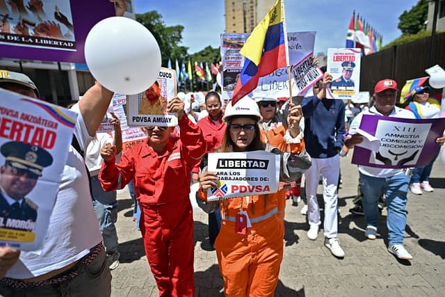 Familiares de presos políticos que trabajaban para la petrolera venezolana PDVSA se manifiestan frente al Tribunal Supremo de Justicia en Caracas el 20 de marzo de 2026. Las autoridades venezolanas concedieron amnistía a 379 presos políticos el 20 de febrero de 2026 tras la promulgación de una nueva ley de amnistía masiva después del derrocamiento del expresidente Nicolás Maduro. (Foto de Juan Barreto / AFP vía Getty Images)