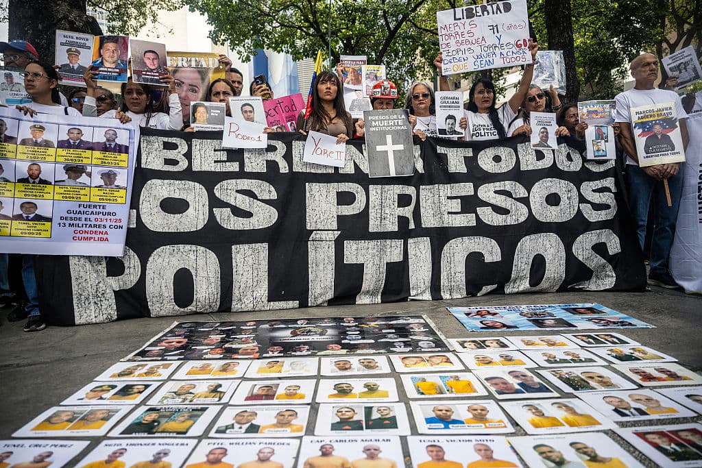Familiares de presos políticos se manifiestan frente al Ministerio de Prisiones para exigir la liberación de sus seres queridos en Caracas, el 19 de marzo de 2026. Las autoridades venezolanas concedieron amnistía a 379 presos políticos el 20 de febrero de 2026, tras la promulgación de una nueva ley de amnistía masiva después del derrocamiento del expresidente Nicolás Maduro. (Foto de Maryorin Méndez / AFP vía Getty Images)
