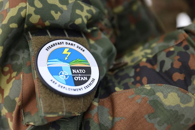 Una insignia en el brazo de un soldado, fotografiada durante el ejercicio militar de la OTAN "Steadfast Dart 2026" en el campo de entrenamiento de Putlos el 18 de febrero de 2026, cerca de Oldenburg, en Holstein (Alemania). (Foto de Joern Pollex/Getty Images)