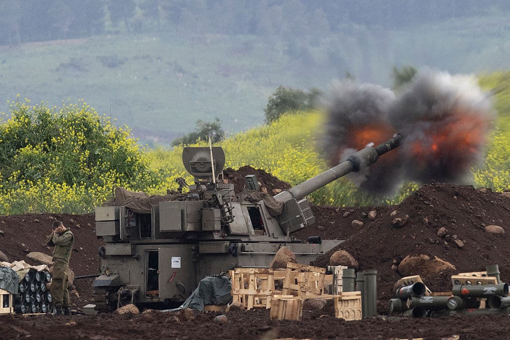Una unidad de artillería israelí dispara hacia el sur del Líbano, vista desde una posición en el lado israelí de la frontera el 15 de marzo de 2026 en el norte de Israel. Israel y Hezbolá continuó intercambiando hostilidades a lo largo de la frontera norte de Israel con el Líbano. (Foto de Amir Levy/Getty Images)