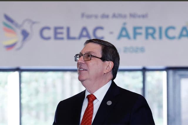 El ministro de Relaciones Exteriores de Cuba, Bruno Rodríguez, llega al encuentro de los países de la Comunidad de Estados Latinoamericanos y Caribeños (Celac) y el Foro de Alto Nivel Celac–África este 21 de marzo, en Bogotá, Colombia. (EFE/ Mauricio Dueñas Castañeda)
