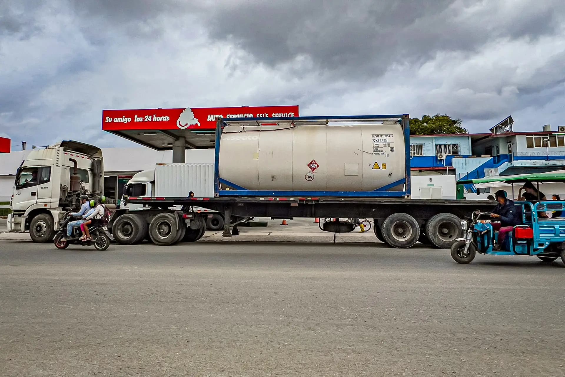 Un camión perteneciente a una empresa privada cubana permanece estacionado frente a una gasolinera con un tanque de combustible importado en La Habana, el 19 de marzo de 2026. El régimen cubano permitió que pequeñas y medianas empresas privadas se abastezcan de combustible a través de importadores estatales para paliar la escasez, tras el agotamiento de los suministros venezolanos y mexicanos y a medida que Estados Unidos autorizaba la reventa al sector privado cubano. (Adalberto Roque/AFP vía Getty Images)