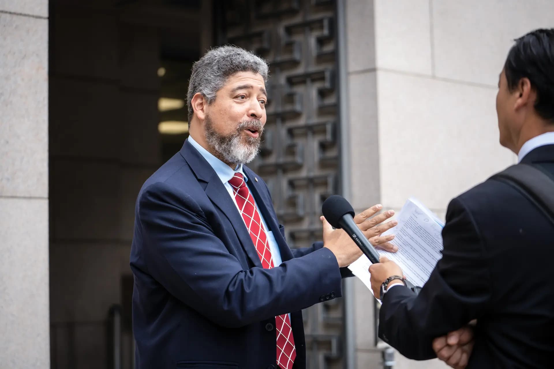 John Suarez, director ejecutivo del Centro para una Cuba Libre, habla durante una entrevista después de un evento sobre la creciente represión transnacional del Partido Comunista Chino, en el Capitolio en Washington el 6 de junio de 2025. (Madalina Vasiliu/The Epoch Times)
