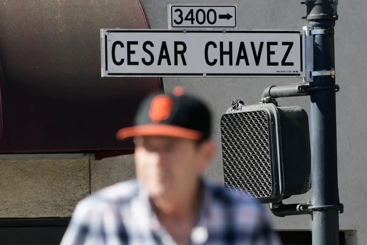 <em>Un peatón camina bajo un letrero de la calle Cesar Chavez en San Francisco, el miércoles 18 de marzo de 2026. (Foto AP/Jeff Chiu).</em>