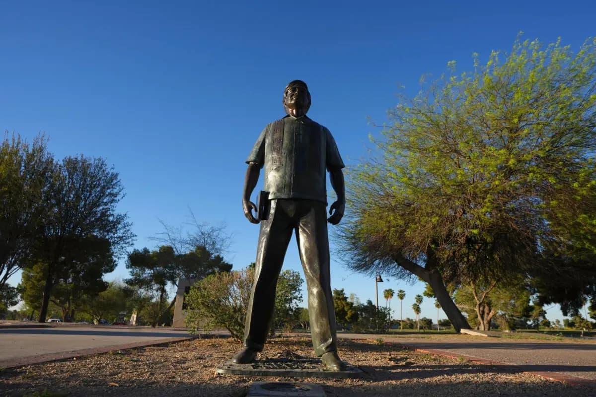 <em>Una estatua de César Chávez se alza en el centro de una plaza en el Parque César Chávez, en honor al fundador del sindicato United Farm Workers en Laveen, Arizona, el 18 de marzo de 2026. (Foto AP/Ross D. Franklin).</em>
