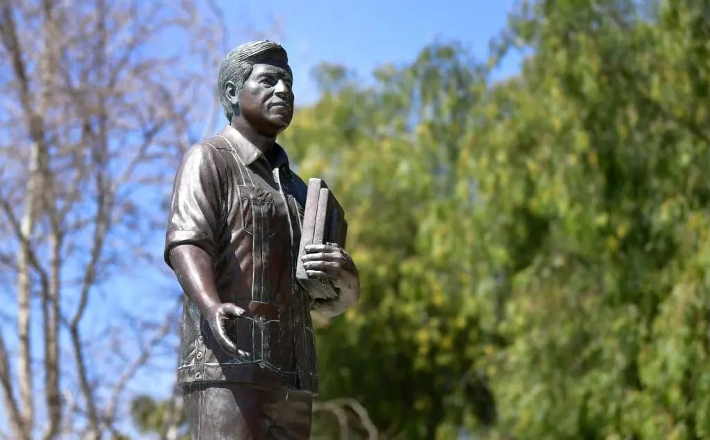 <em>Una estatua de César Chávez se ve en San Fernando, California, el 30 de marzo de 2021. (Frederic J. Brown/AFP vía Getty Images).</em>