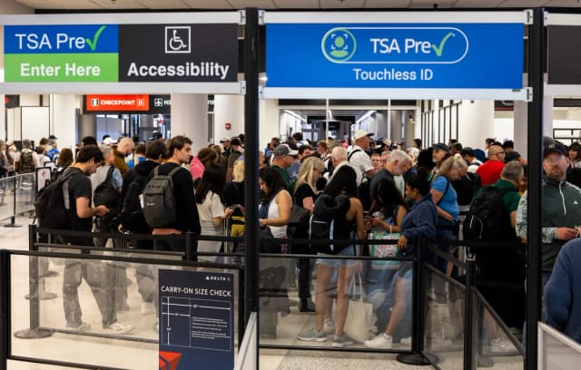 Viajeros esperan en la fila de seguridad TSA Pre en el Aeropuerto Internacional de Miami el 17 de marzo de 2026. Los viajeros de todo el país están soportando largas filas de seguridad en los aeropuertos debido a que un cierre parcial del gobierno federal afecta a los agentes de la Administración de Seguridad del Transporte (TSA) que trabajan en los controles de seguridad. (Joe Raedle/Getty Images)
