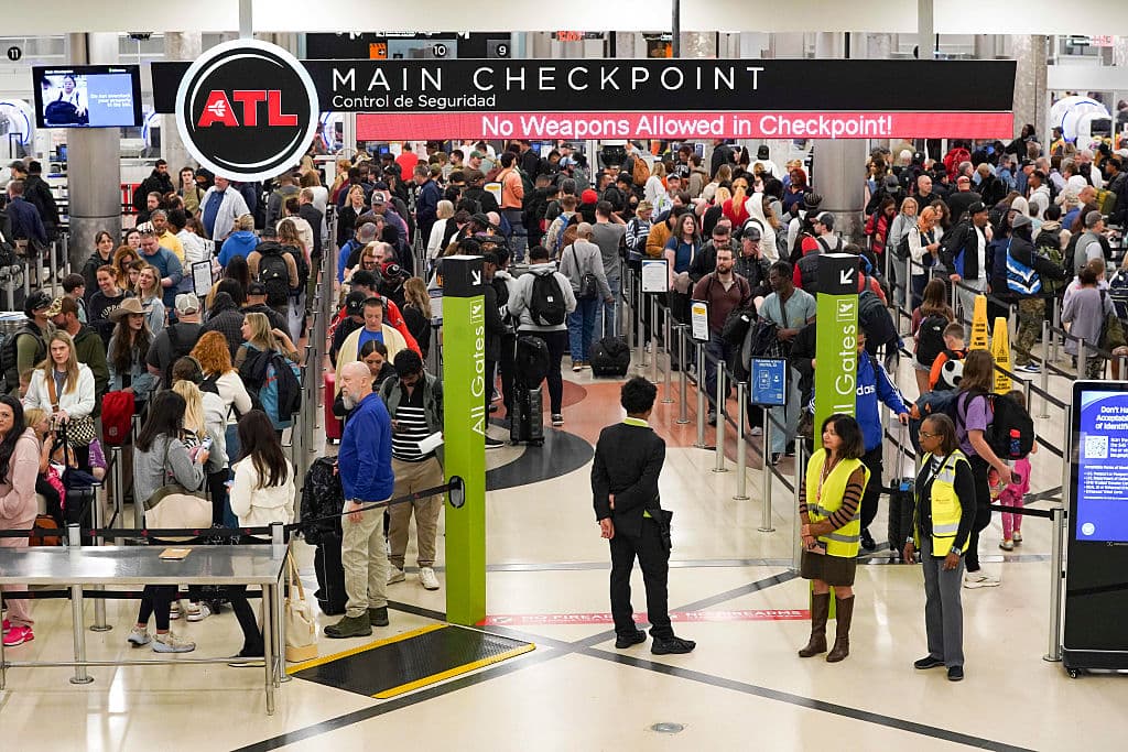 ATLANTA, GEORGIA - 16 DE MARZO: Viajeros hacen largas filas en el Aeropuerto Internacional Hartsfield-Jackson de Atlanta el 16 de marzo de 2026 en Atlanta, Georgia. La interrupción se debe al cierre parcial del gobierno y al mal tiempo que azotó la costa este esta mañana, lo que provocó la cancelación o el retraso de muchos vuelos. (Foto de Megan Varner/Getty Images)