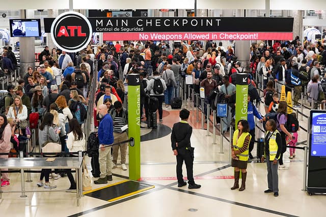 ATLANTA, GEORGIA - 16 DE MARZO: Viajeros hacen largas filas en el Aeropuerto Internacional Hartsfield-Jackson de Atlanta el 16 de marzo de 2026 en Atlanta, Georgia. La interrupción se debe al cierre parcial del gobierno y al mal tiempo que azotó la costa este esta mañana, lo que provocó la cancelación o el retraso de muchos vuelos. (Foto de Megan Varner/Getty Images)