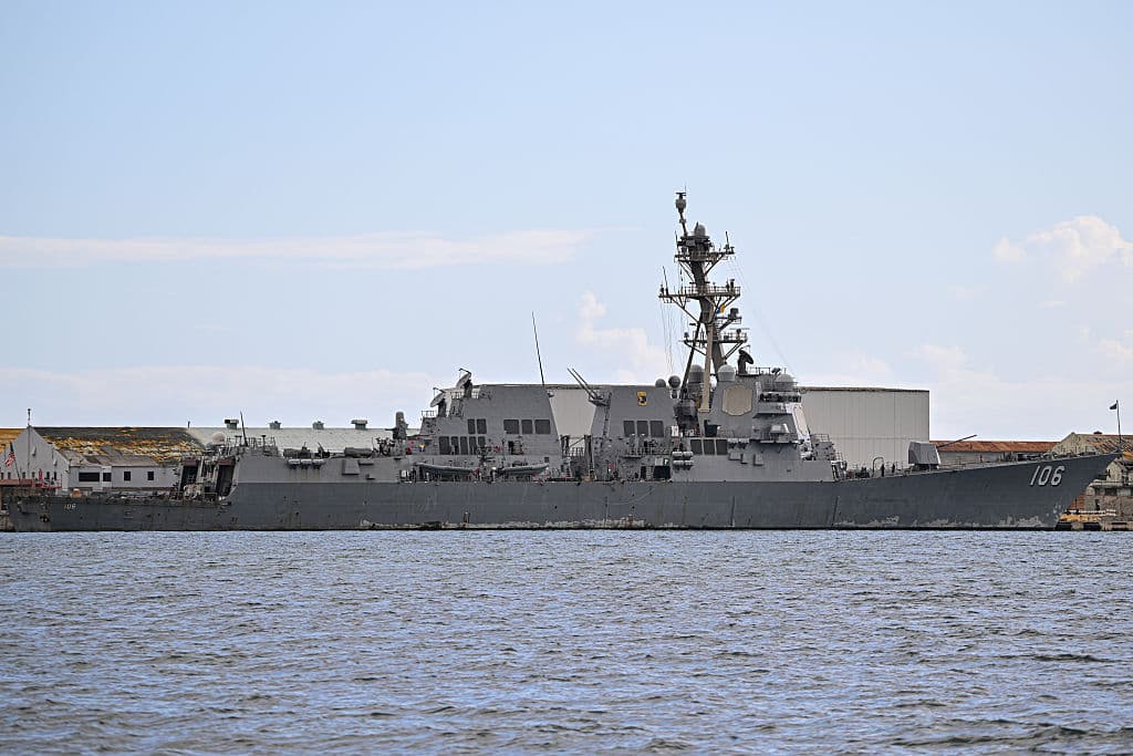 <em>El destructor de misiles guiados clase Arleigh Burke USS Stockdale (DDG-106) se encuentra atracado en el Puerto de América Rafael Cordero Santiago el 2 de diciembre de 2025 en Ponce, Puerto Rico. (Foto de Miguel J. Rodríguez Carrillo/Getty Images)</em>