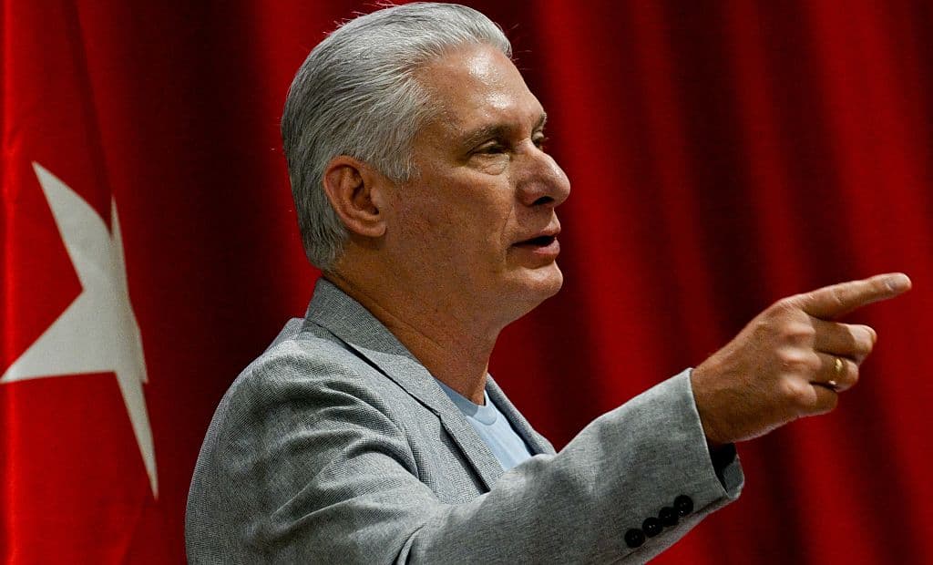 <em>El presidente de Cuba, Miguel Díaz-Canel, dio un discurso de bienvenida a los participantes del Convoy Internacional Nuestra América en el Palacio de Convenciones de La Habana el 20 de marzo de 2026. El primer envío de ayuda internacional para Cuba, afectada por la crisis, llegó al país procedente de Europa el 18 de marzo de 2026, consistente en cinco toneladas de suministros médicos. (Foto de ADALBERTO ROQUE / POOL / AFP vía Getty Images)</em>
