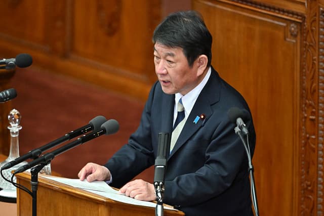 El ministro de Asuntos Exteriores de Japón, Toshimitsu Motegi, pronuncia un discurso durante la sesión plenaria de la Cámara de Representantes en Tokio, el 20 de febrero de 2026. (Kazuhiro NOGI/AFP vía Getty Images)