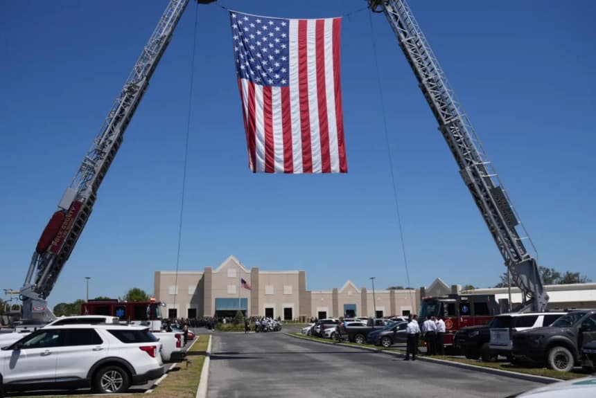 Cientos de personas se reúnen frente al Haven Worship Center para despedir los restos del comandante Cody Khork, uno de los soldados fallecidos en Oriente Medio. El 21 de marzo de 2026 se celebró un funeral por Khork en Winter Haven, Florida. (Troy Myers/The Epoch Times)