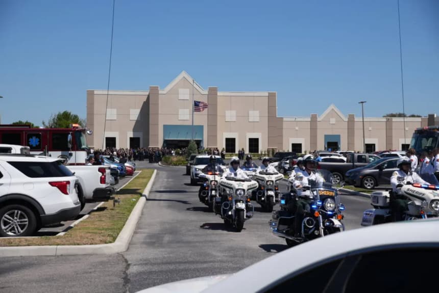 Una caravana sale del Haven Worship Center para escoltar los restos del comandante Cody Khork, uno de los soldados fallecidos en la Guerra de Irán. Se celebró un funeral por Khork en Winter Haven, Florida, el 21 de marzo de 2026. (Troy Myers/The Epoch Times)