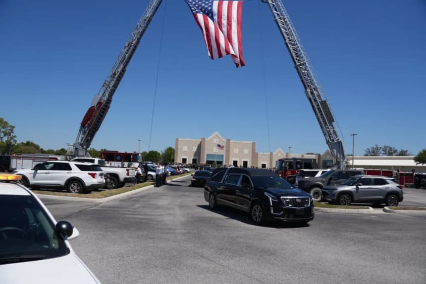 Un coche fúnebre que transporta los restos del comandante Cody Khork, fallecido en la Guerra de Irán, sale del Haven Worship Center. Cientos de personas asistieron a un servicio conmemorativo en su honor en Winter Haven, Florida, el 21 de marzo de 2026. (Troy Myers/The Epoch Times)