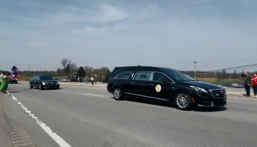 Un coche fúnebre que transporta al sargento primero Benjamin Pennington, de 26 años, víctima de la Operación Furia Épica, llega a su comunidad natal, el condado de Hardin, Kentucky, el 20 de marzo de 2026. (Cortesía de Daniel O'Dell)
