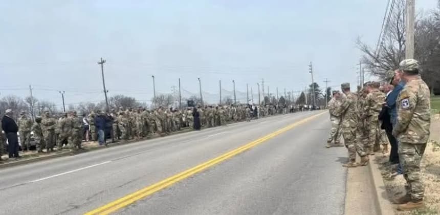Personal militar espera el desfile en honor a un soldado caído que murió durante la Operación Furia Épica, el sargento primero Benjamin Pennington, de 26 años, en su comunidad natal, el condado de Hardin, Kentucky, el 20 de marzo de 2026. (Cortesía de Daniel O'Dell)