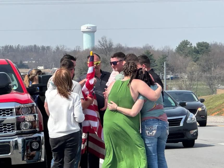 Los amigos de un soldado caído, el sargento primero del Ejército Benjamin Pennington, se consuelan mutuamente después de que una procesión en su honor pasara por el condado de Hardin, Kentucky, el 20 de marzo de 2026. (Cortesía de Daniel O’Dell)