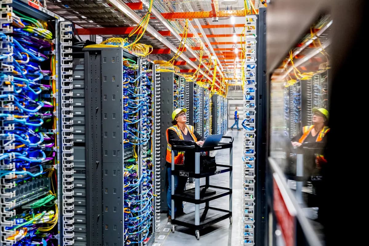 Un técnico trabaja en un centro de datos de IA de Amazon Web Services en New Carlisle, Indiana, el 2 de octubre de 2025. (Noah Berger/Getty Images vía Amazon Web Services)