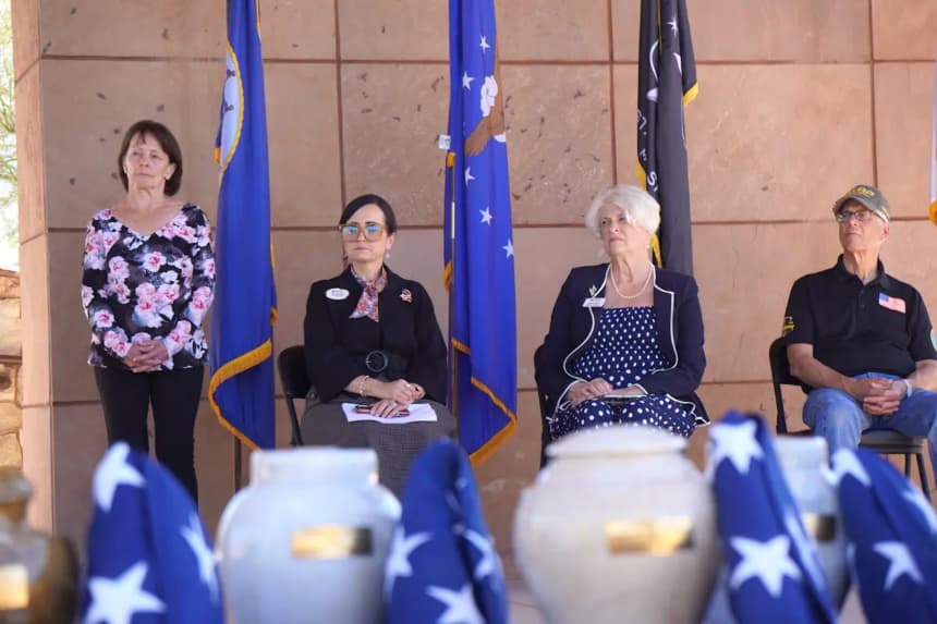 Patricia Palermo (izquierda), coordinadora estatal adjunta de Arizona para el proyecto Missing In America, junto a otros voluntarios durante un funeral por 14 veteranos y una cónyuge en Phoenix, Arizona, el 18 de marzo de 2026. (Allan Stein/The Epoch Times)