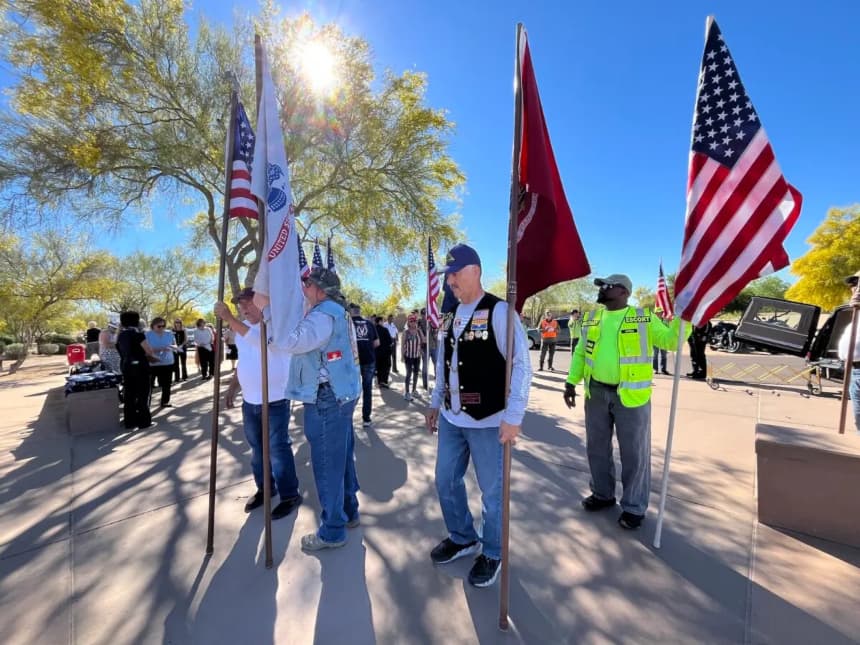 Los voluntarios se reúnen durante un funeral por 14 veteranos y una esposa en el Cementerio Nacional Conmemorativo de Arizona, en Phoenix, Arizona, el 18 de marzo de 2026. (Allan Stein/The Epoch Times)