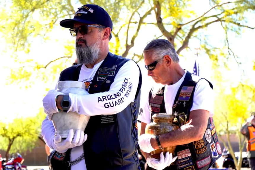 Voluntarios llevan urnas con los restos incinerados de dos veteranos durante un servicio en el Cementerio Nacional Conmemorativo de Arizona, en Phoenix, el 18 de marzo de 2026. (Allan Stein/The Epoch Times)