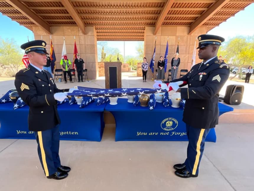 Una guardia de honor de la Guardia Nacional del Ejército de Arizona lleva a cabo una ceremonia de despliegue de la bandera en el Cementerio Nacional Conmemorativo de Arizona, en Phoenix, el 18 de marzo de 2026. (Allan Stein/The Epoch Times)