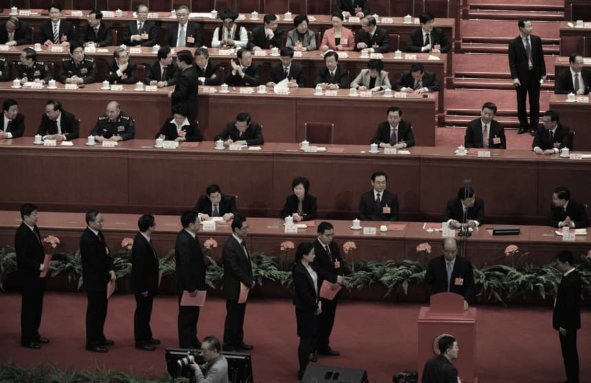 Los delegados votan durante la elección del nuevo presidente de China en el marco de la XII Asamblea Popular Nacional (APN) en Beijing, el 14 de marzo de 2013. (Mark Ralston/AFP/Getty Images)