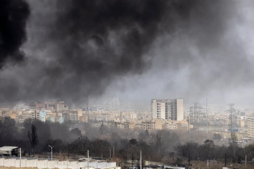 El humo se eleva tras los ataques aéreos nocturnos contra depósitos de petróleo en Teherán, Irán, el 8 de marzo de 2026. (Majid Saeedi/Getty Images)