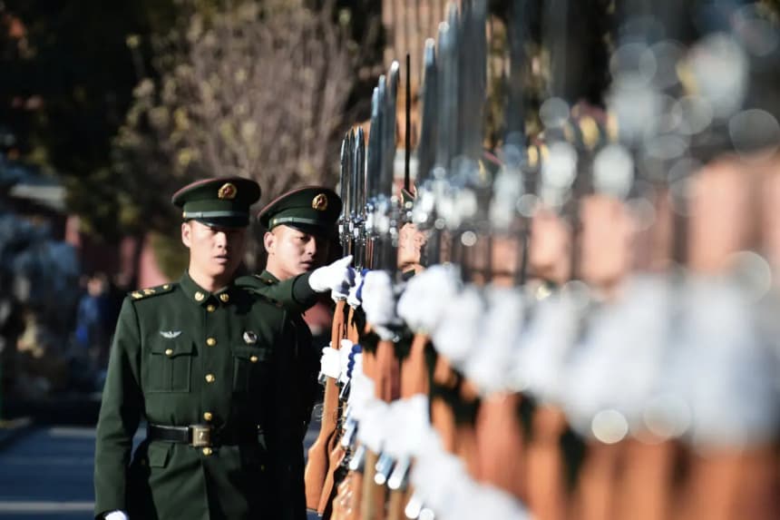 Miembros de la guardia de honor del Ejército Popular de Liberación de China entrenan, en Beijing, el 1 de enero de 2018. (AFP vía Getty Images)