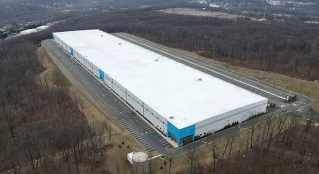 El estado de Nueva Jersey publicó imágenes del almacén que la administración Trump quiere transformar en un centro de detención masiva en Roxbury, el 20 de marzo de 2026.