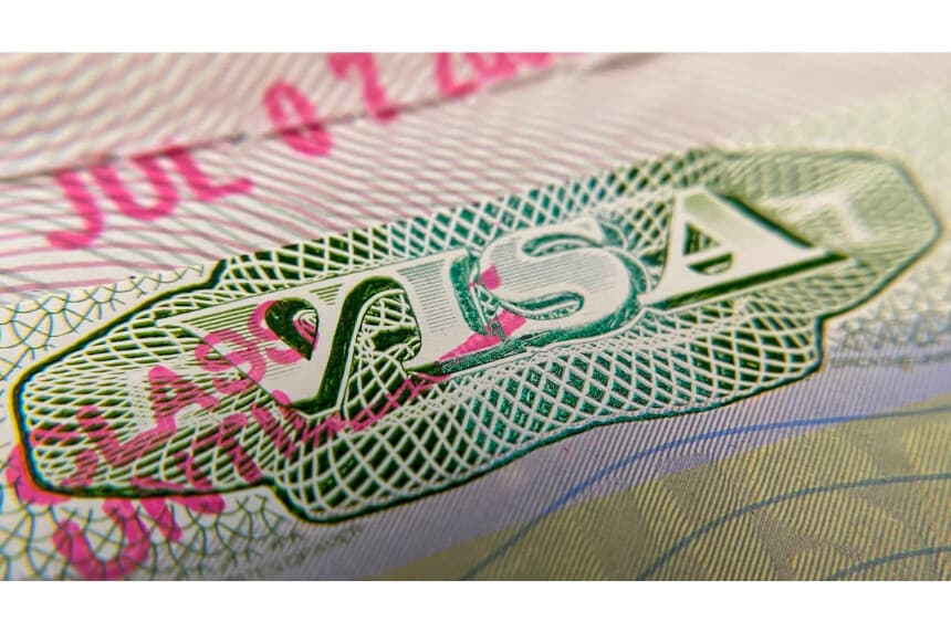 Un sello de visa en un pasaporte extranjero en Los Ángeles el 6 de junio de 2020. )Chris Delmas/AFP vía Getty Images)